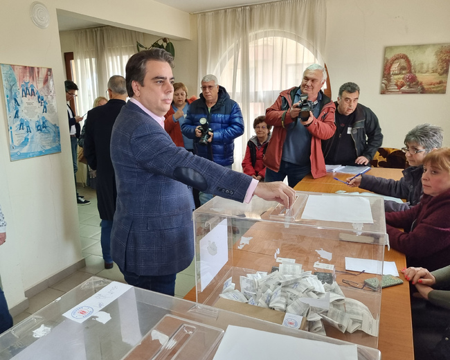 Асен Василев се поизпоти докато успее да гласува Съпредседателят на