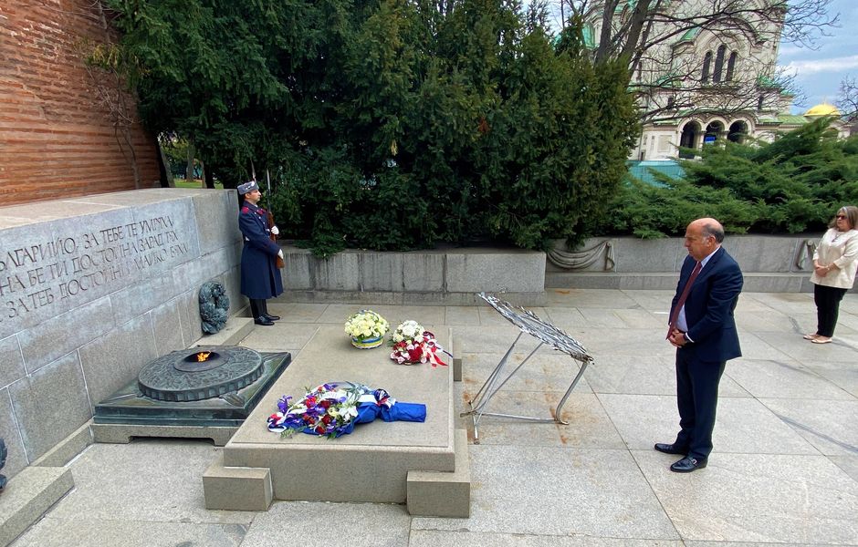 Новият посланик на САЩ в България Кенет Мертен поднесе цветя