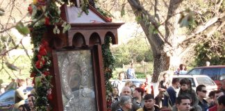 Поклонниците пренасят иконата до местността Клувията и обратно до манастира