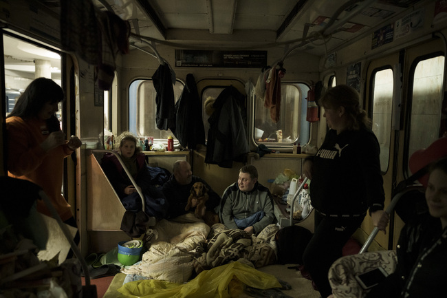 Киев рано тази сутрин беше разтърсен от експлозии, а из цяла Украйна бяха задействани сирените за въздушна тревога Жители на Киев се крият в столичното метро по време на руска въздушна атака.