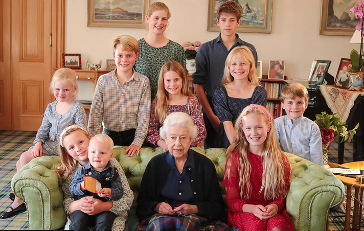 Кралица Елизабет II с внуците и правнуците си