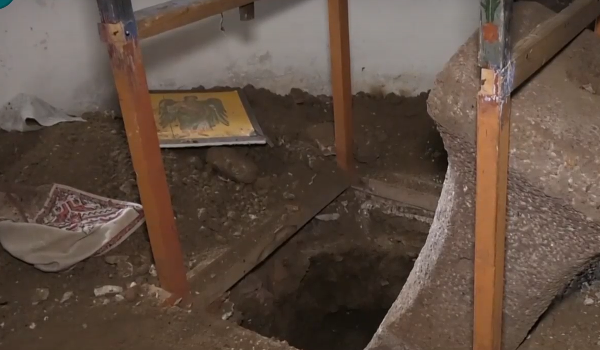 Църква на над 150 години осъмна с изкопана дупка зад