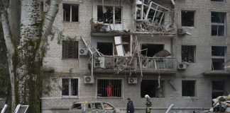 Жилищна сграда, поразена при руски нощен обстрел по Николаев, 11 ноември 2022 г.