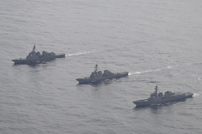 Снимка: САЩ, Южна Корея и Япония провеждат съвместни учения на военноморските си сили