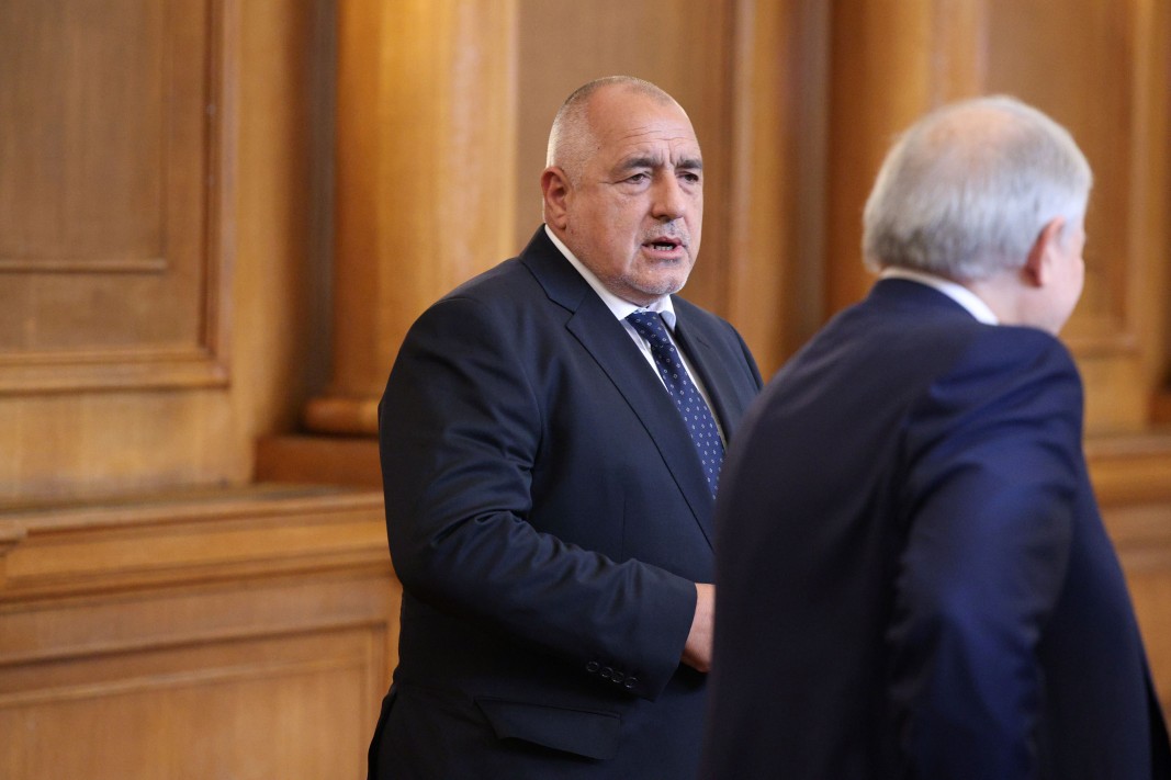 В кулоарите на парламента Бойко Борисов отново призова ПП ДБ да