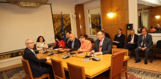 Акад. Николай Денков и представители на ГЕРБ-СДС разговаряха в Огледалната зала на парламента