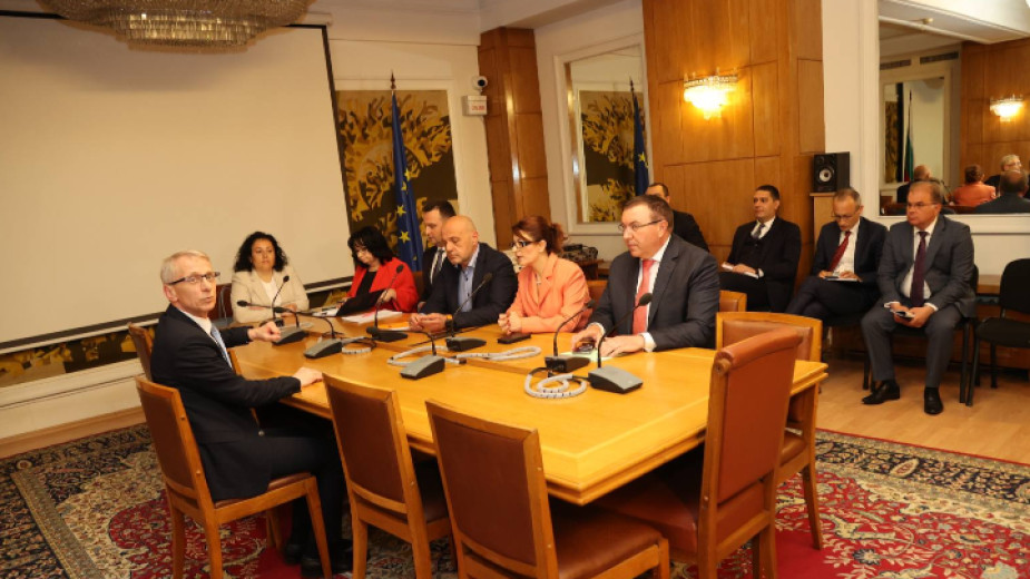 Представители на ГЕРБ СДС и на Продължаваме промяната Демократична България ПП ДБ се