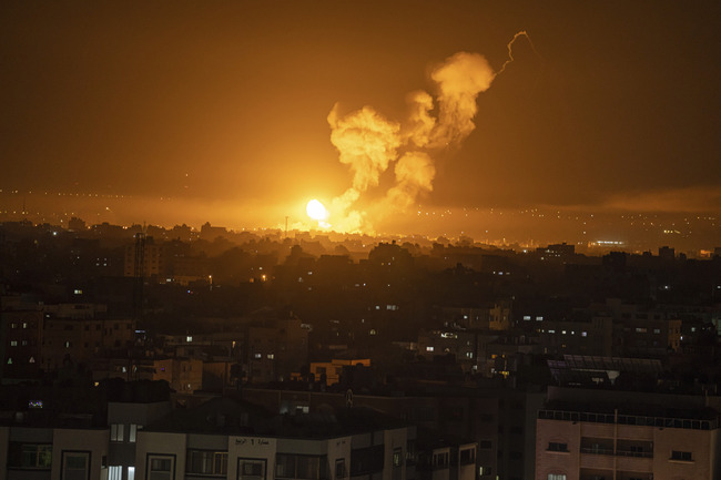 Израелски самолети са бомбардирали Газа и Ливан в отговор на