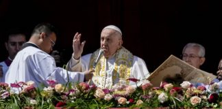 Папа Франциск дава днес традиционната си благословия "Урби ет орби" ("Към града и към света") по случай католическия Великден. Снимка: АП