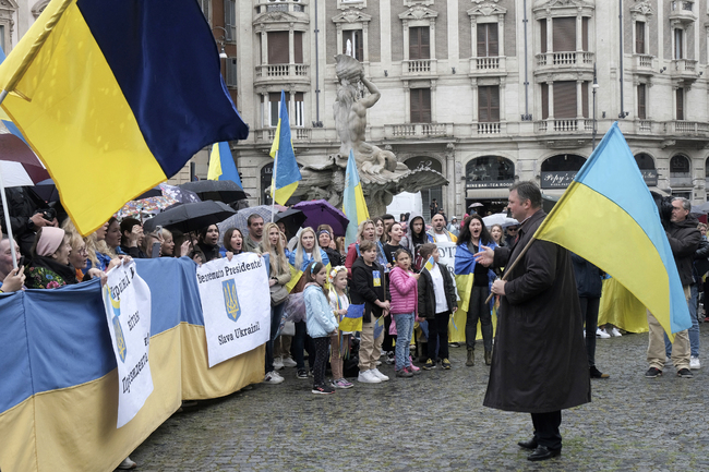 Украинци, живеещи в Иалия, посрещат Зеленски с украински флагове в центъра на Рим. Снимка: АП