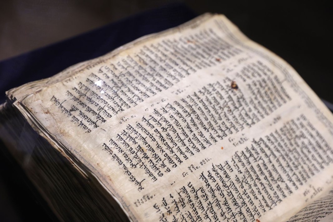 Еврейска библия на повече от 1000 години беше продадена за