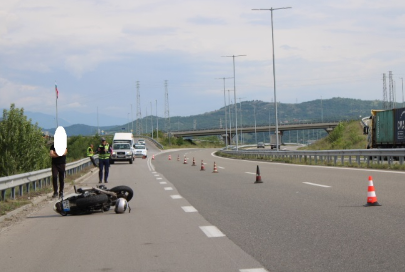 59 годишен мотоциклетист загина след като се блъсна в товарен автомобил