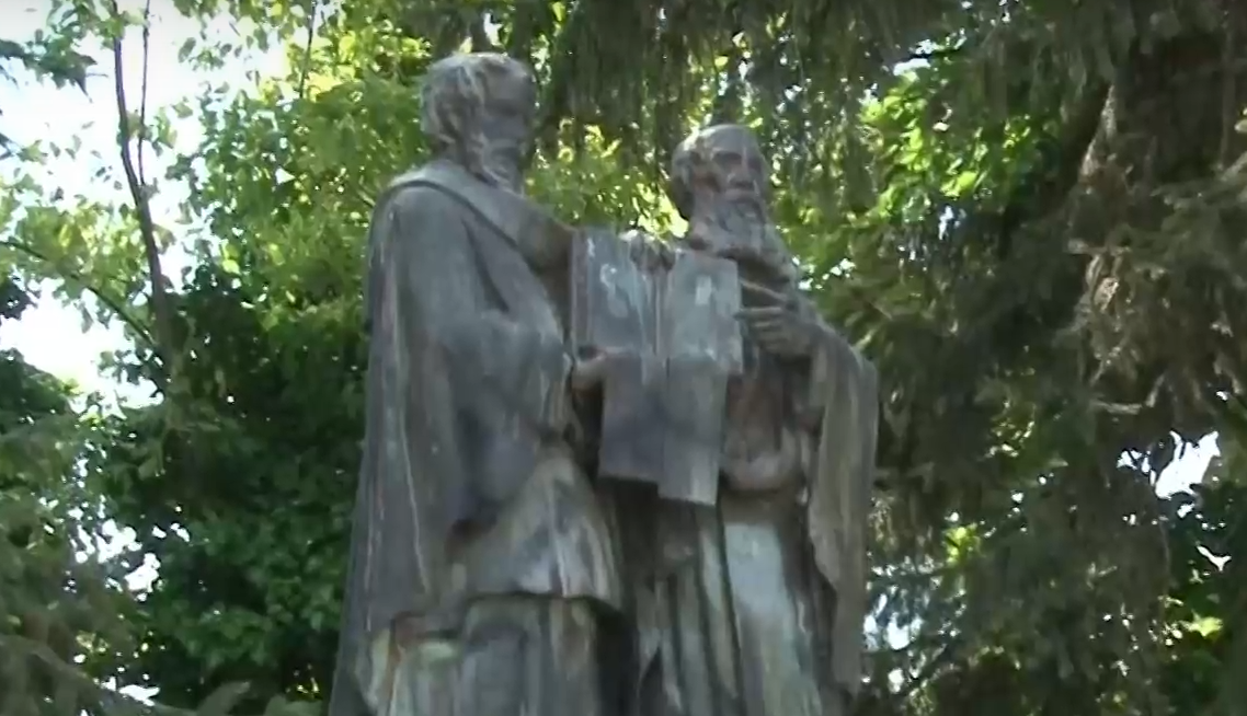 Най старата скулптура на Светите братя Кирил и Методий в България се