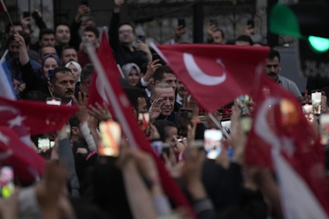 В Истанбул до късно вечерта празнуваха изборната победа на Ердоган