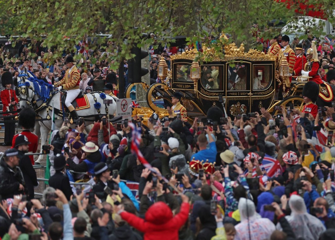 Пищна процесия с позлатена каляска в центъра премина от Бъкингамският