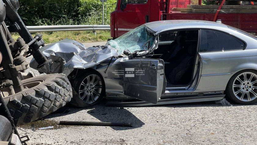 18 годишен шофьор се заби в камион на пътя Велико
