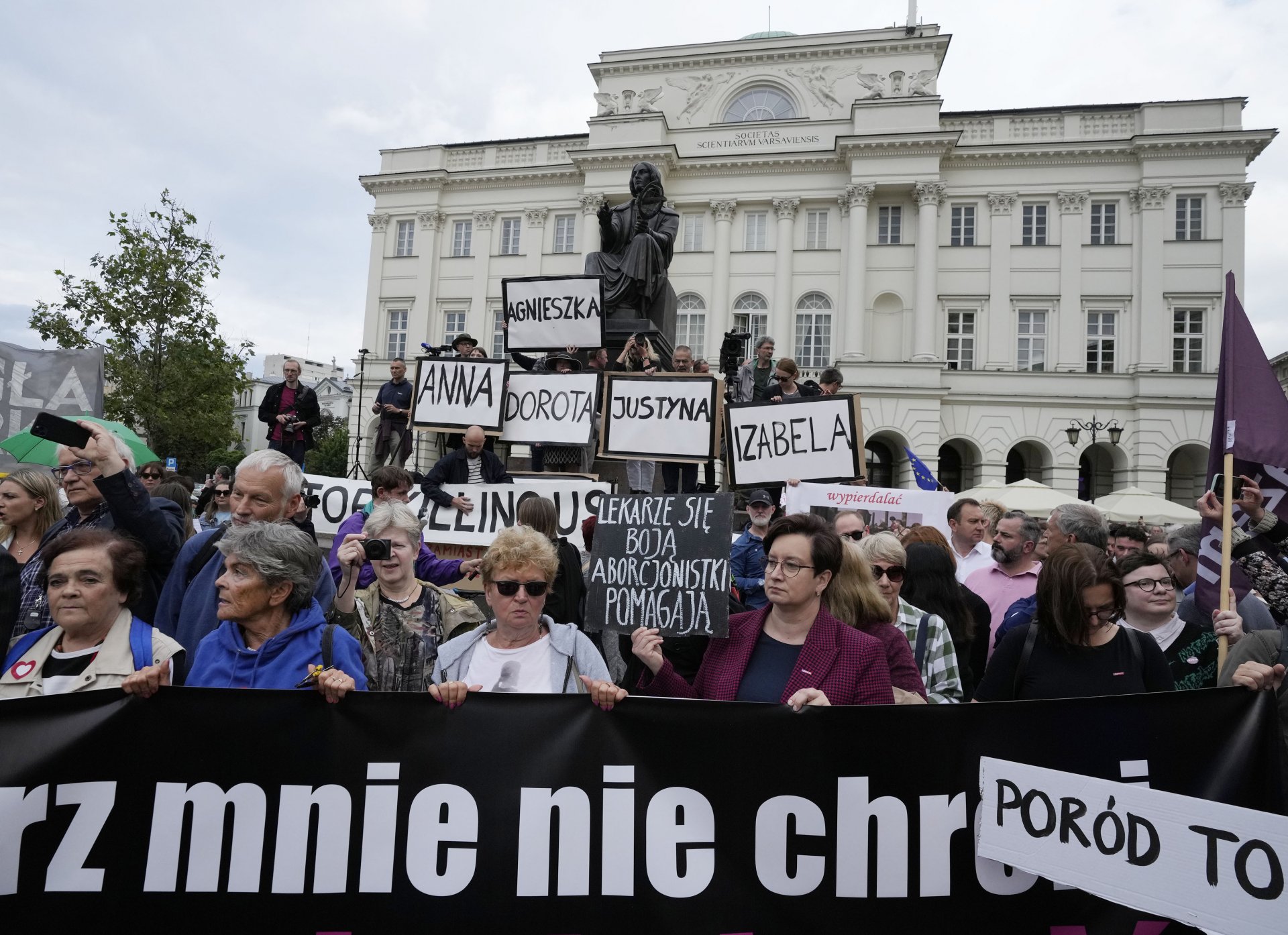 Спрете да ни убивате скандираха протестиращи в цяла Полша снощи
