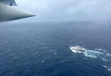 Самолет С-130 „Херкулес“ на бреговата охрана на САЩ прелита над френския изследователски кораб „Аталант“ по време на операцията за издирване и спасяване на изчезналия батискаф „Титан“