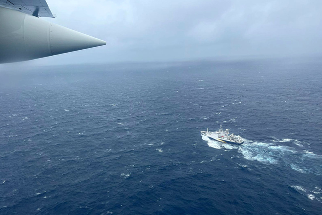 Самолет С-130 „Херкулес“ на бреговата охрана на САЩ прелита над френския изследователски кораб „Аталант“ по време на операцията за издирване и спасяване на изчезналия батискаф „Титан“