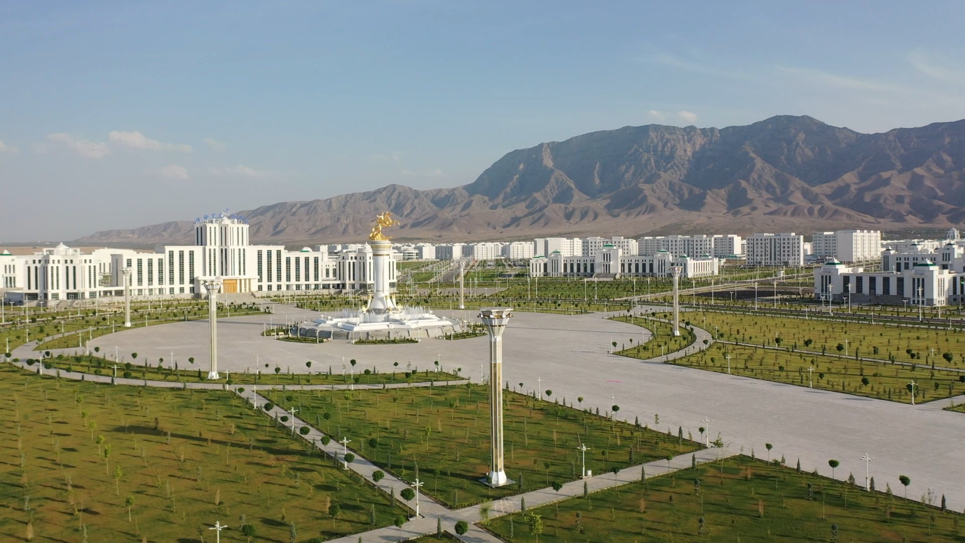 Туркменистан откри нов футуристичен умен град в чест на бившия