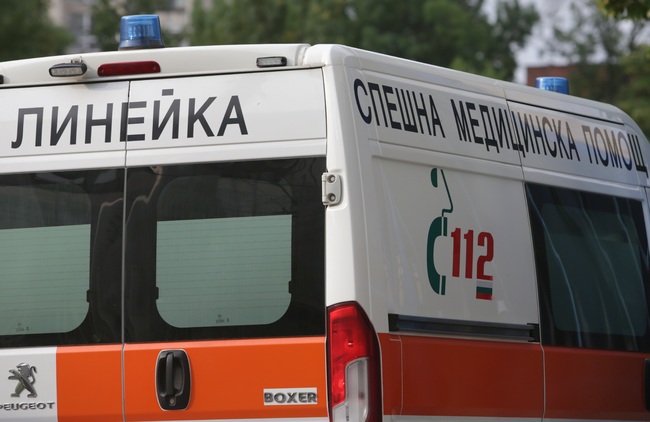 Трима са загинали след като влак удари кола край Павликени