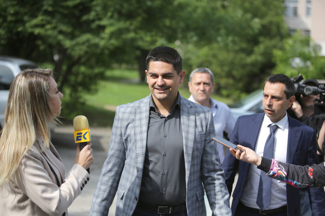 Радостин Василев излезе от Националната следствена служба с повдигнато обвинение