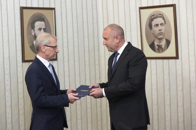 Президентът Румен Радев и министър председателят Николай Денков се обединиха около