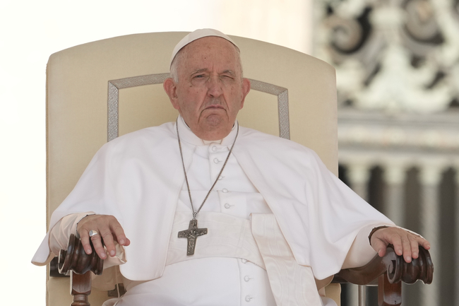 Папа Франциск бе приет днес в римската клиника Джемели за