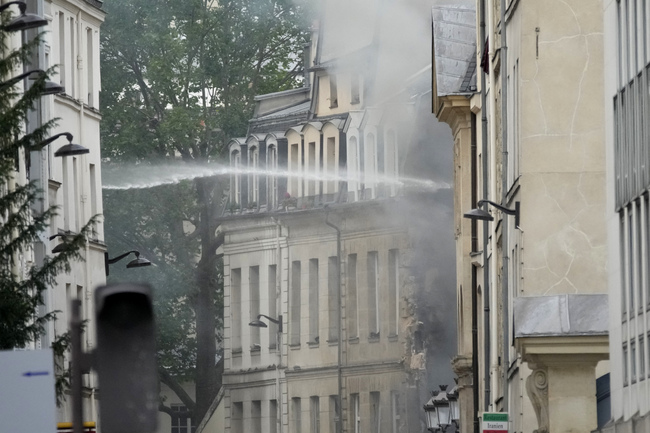 Силна експлозия разтърси днес сграда в центъра на Париж, а