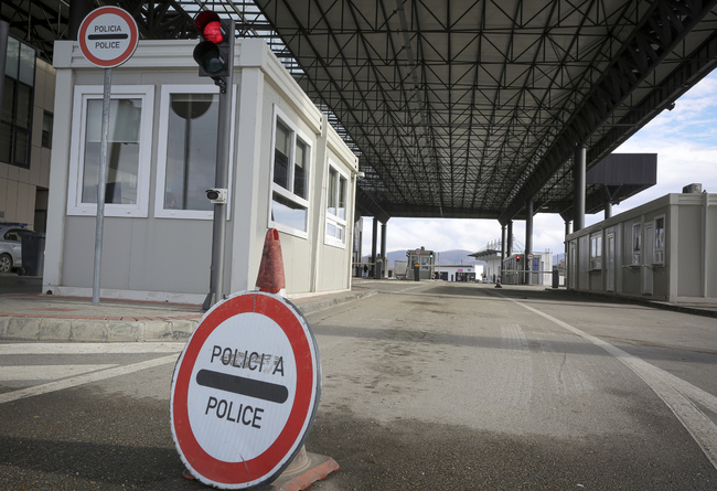 Косово забрани влизането на всякакви превозни средства със сръбски регистрационни