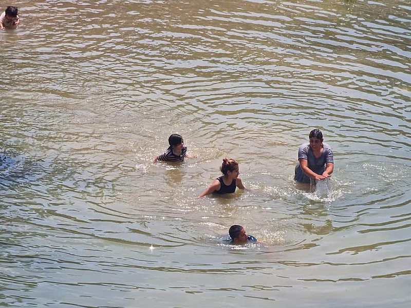 Хората се къпят в калната вода на "езерото"