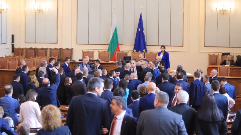 17 депутати получиха порицание за нарушаване на реда“ в пленарната