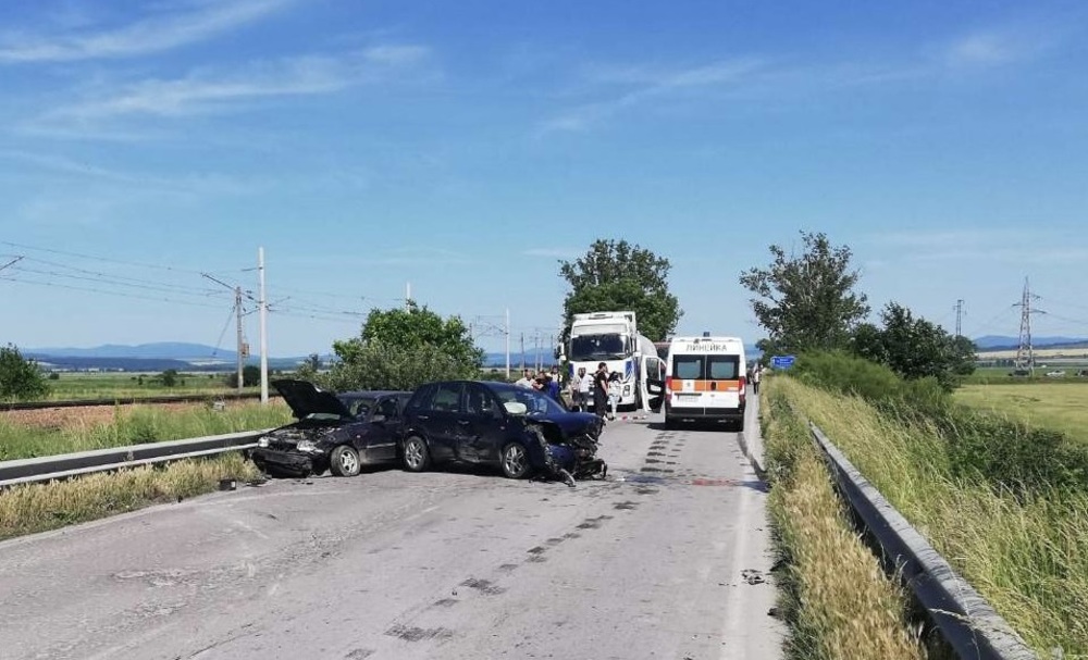 СподелиТежък инцидент на пътя край Добрич Два леки автомобила са се