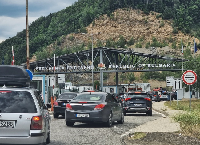 Интензивен трафик има на граничните пунктове с Румъния Гърция и
