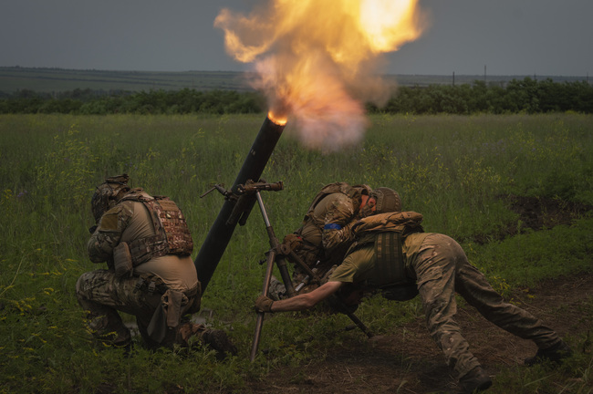 Украински военнослужещи са видяни да използват севернокорейски ракети които според