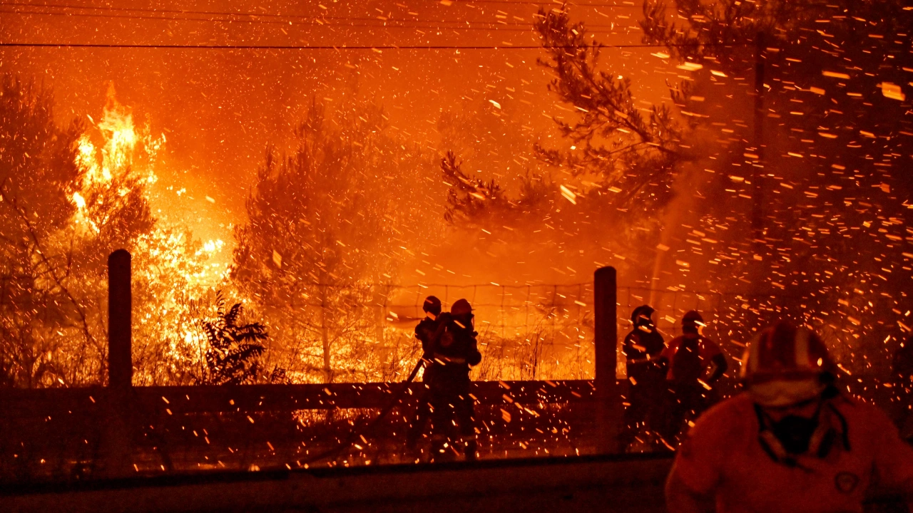 Пожарът в област Магнезия в Гърция гори неудържимо като се