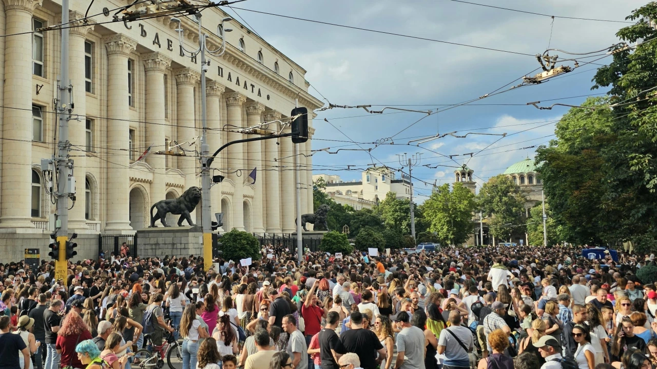 Граждани се събраха пред Съдебната палата в София на многолюден