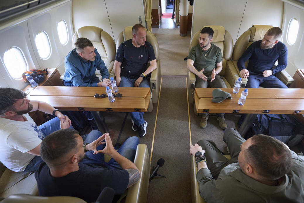 Освободените вчера петима командири от батальон Азов“ се връщат на
