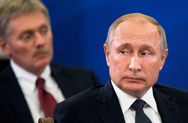 Руският президент Владимир Путин и говорителят на Кремъл Дмитрий Песков