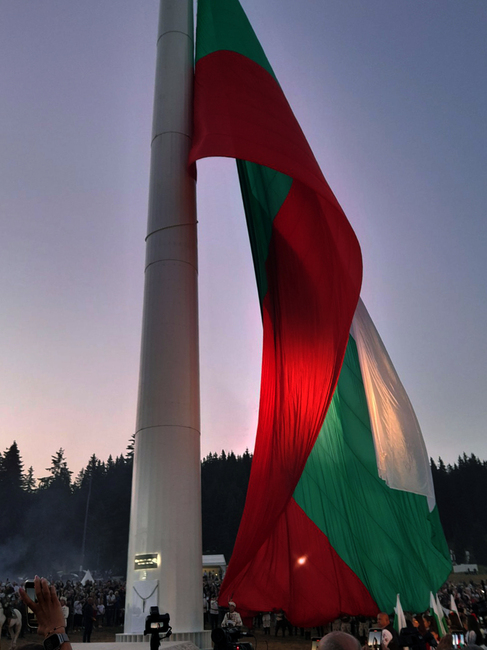 С издигане на българския национален флаг официално бе открит Паметника
