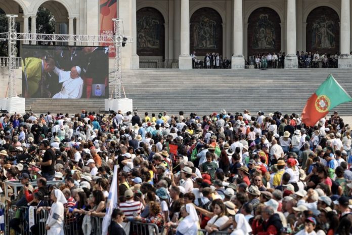 Папа Франциск пристигна в португалския град Фатима
