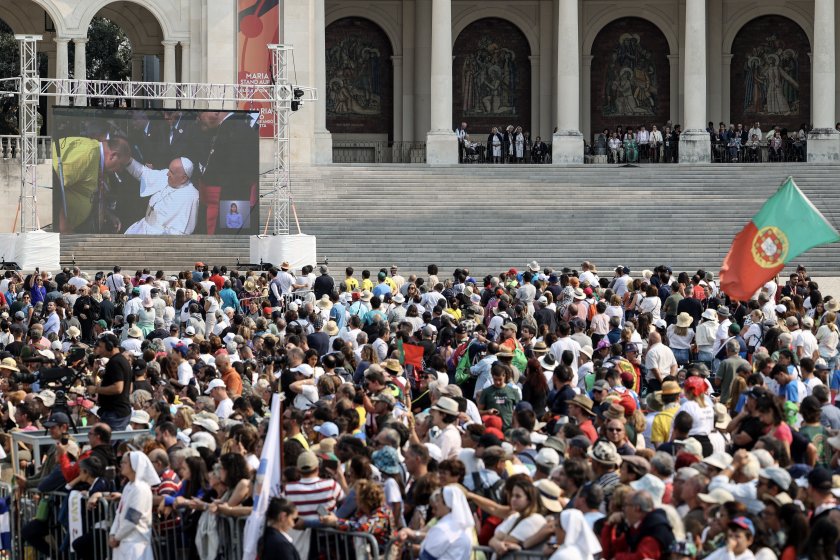 Десетки хиляди вярващи аплодираха папа Франциск при пристигането му във
