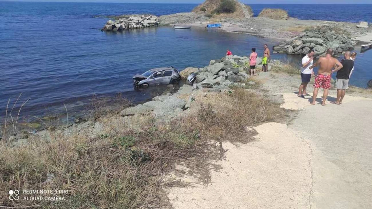 Лек автомобил Пежо е паднал в морето край Лозенец Водачът