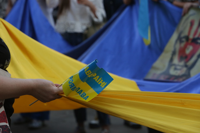 СподелиРуснак, боядисал косата си в цветовете на украинското знаме, беше