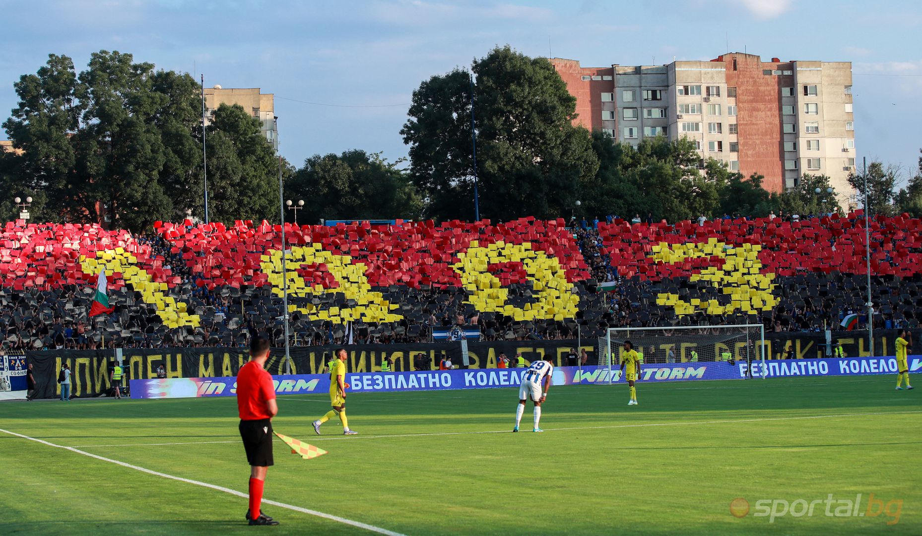 Футболистите на северномакедонския Шкупи усетиха българската любов на препълнения стадион