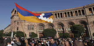 Демонстранти пред сградата на арменското правителство в Ереван,