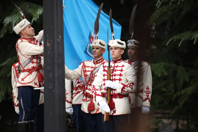 Знамето на Столична община бе тържествено издигнато на пилоните пред храм „Света София“