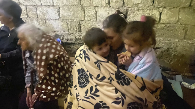 Жени и деца, потърсили спасения в убежище в Нагорни Карабах. 
