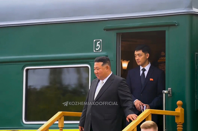Влакът със севернокорейския лидер Ким Чен-ун отпътува от железопътната гара