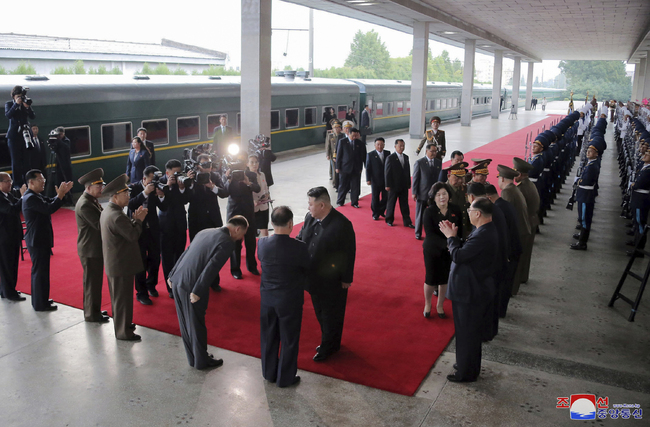 Севернокорейският лидер Ким Чен-ун е пристигнал в Русия, съпроводен от